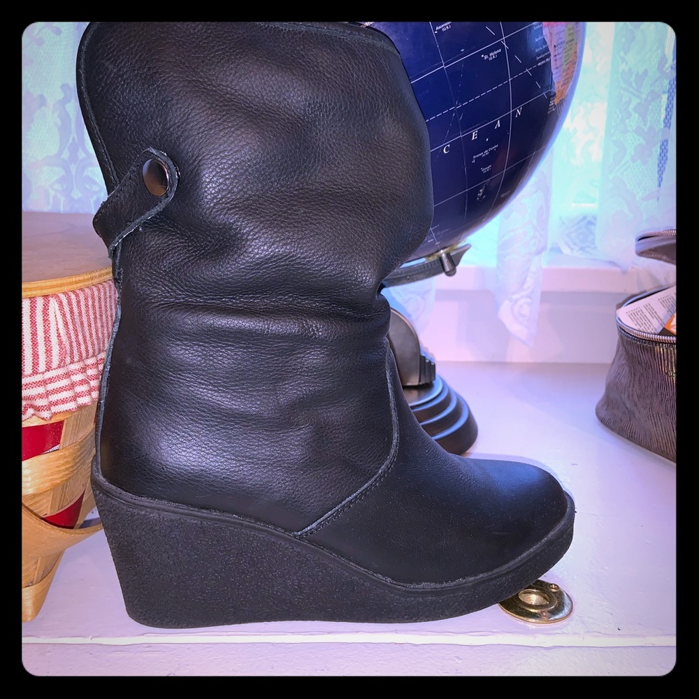 Cougar brand Women’s Black Leather Winter  Boot.